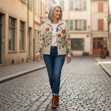 Andrea Strickjacke mit Wildblumenmuster, im Alltag getragen