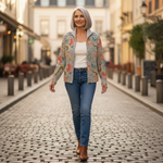 Petra Strickjacke mit floralem Gartenmuster, im Alltag getragen