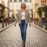 Petra Strickjacke mit floralem Gartenmuster, im Alltag getragen