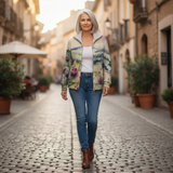 Heike Strickjacke mit Distel- und Landschaftsmotiv, im Alltag getragen