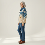 Renate Strickjacke mit Pusteblumen-Motiv, Seitenansicht