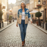 Renate Strickjacke mit Pusteblumen-Motiv, im Alltag getragen