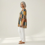 Avery | Lange Bluse mit Muster - Seitenansicht
