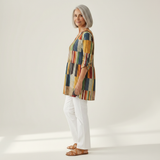 Avery | Lange Bluse mit Muster - Seitenansicht