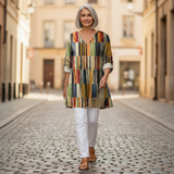 Avery | Lange Bluse mit Muster - im Alltag getragen