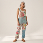 Sieglinde - Bequeme bedruckte Latzhose - von einem Model getragen