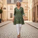 Skye | Lange Bluse mit Muster - im Alltag getragen
