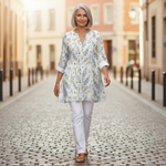Brielle | Lange Bluse mit Muster - im Alltag getragen