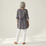 Kira | Lange Bluse mit Muster - Rückansicht