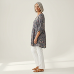 Kira | Lange Bluse mit Muster - Seitenansicht