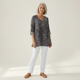 Kira | Lange Bluse mit Muster - Vorderansicht