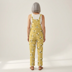 Ottilie - Bequeme bedruckte Latzhose - Vorderansicht am Model