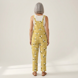 Ottilie - Bequeme bedruckte Latzhose - Vorderansicht am Model
