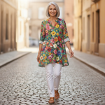 Keira | Lange Bluse mit Muster - im Alltag getragen