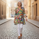 Keira | Lange Bluse mit Muster - im Alltag getragen