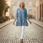 Ayla | Lange Bluse mit Muster - im Alltag getragen