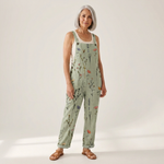 Annemarie - Bequeme bedruckte Latzhose - von einem Model getragen