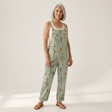 Annemarie - Bequeme bedruckte Latzhose - von einem Model getragen