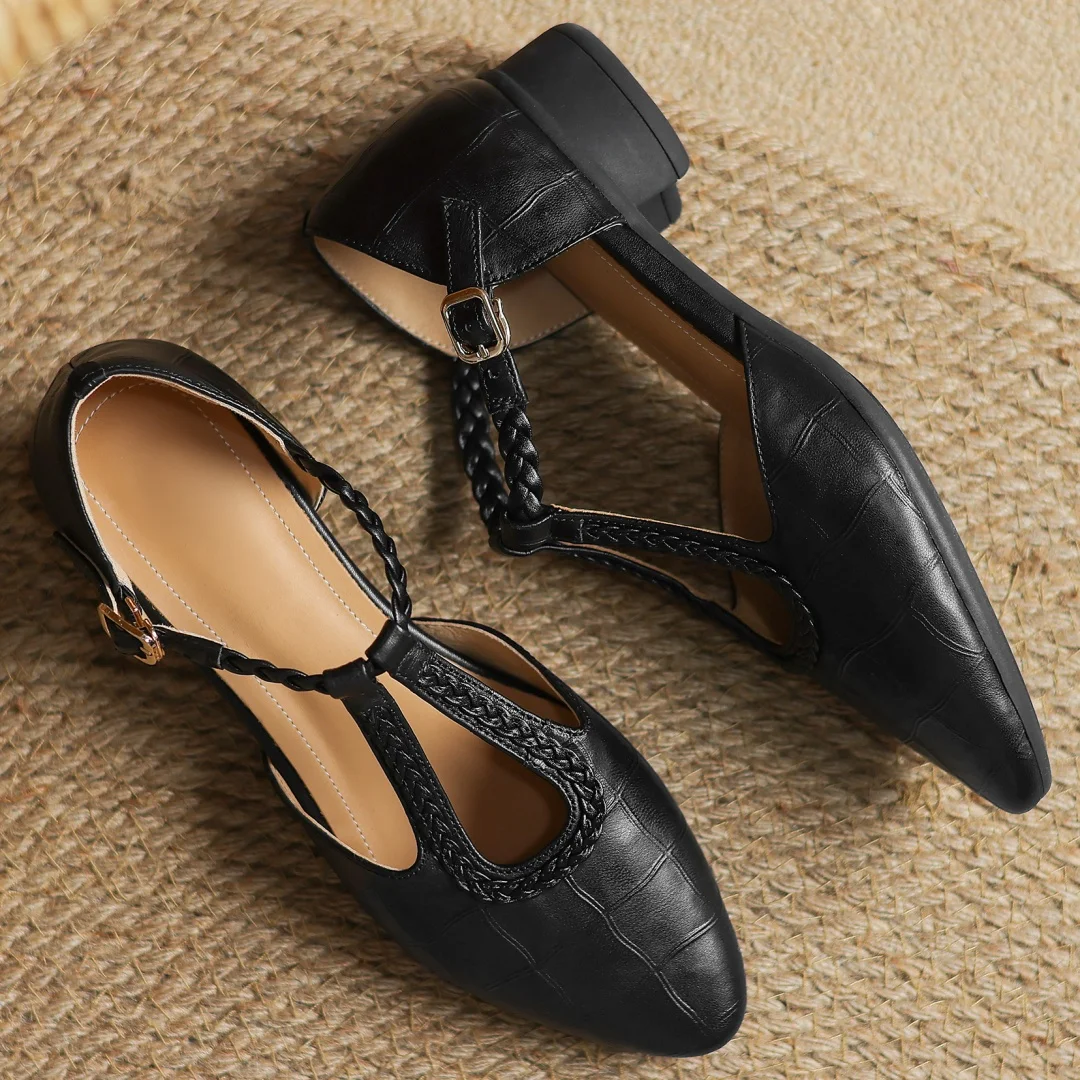 Greta Klassische Leder-T-Steg-Schuhe mit geflochtenem Detail, Seitenansicht
