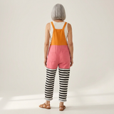 Katharina - Bequeme bedruckte Latzhose - Vorderansicht am Model