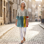 Nola | Lange Bluse mit Muster - im Alltag getragen