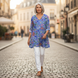 Amelie | Lange Bluse mit Muster - im Alltag getragen