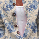 Heike Cremefarbene Strickjacke mit blauen Blüten, Seitenansicht