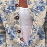 Heike Cremefarbene Strickjacke mit blauen Blüten, Seitenansicht