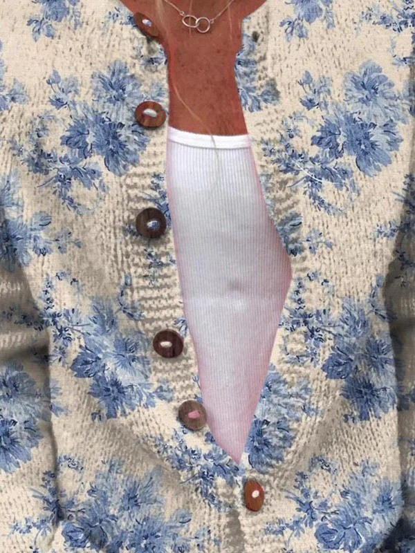 Heike Cremefarbene Strickjacke mit blauen Blüten, Seitenansicht