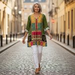 Nyla | Lange Bluse mit Muster - im Alltag getragen