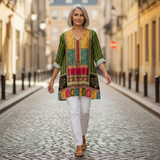 Nyla | Lange Bluse mit Muster - im Alltag getragen