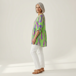 Mira | Lange Bluse mit Muster - Seitenansicht