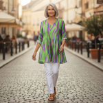 Mira | Lange Bluse mit Muster - im Alltag getragen
