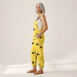 Magdalena - Bequeme bedruckte Latzhose - Vorderansicht am Model