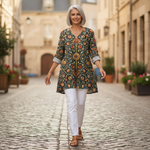 Liora | Lange Bluse mit Muster - im Alltag getragen