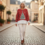 Lotte Weihnachtspullover in Rot mit Tannenbaum, im Alltag getragen