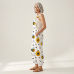 Leopoldine - Bequeme bedruckte Latzhose - Vorderansicht am Model