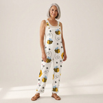 Leopoldine - Bequeme bedruckte Latzhose - von einem Model getragen