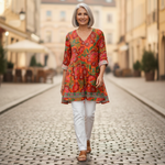 Kaia | Lange Bluse mit Muster - im Alltag getragen