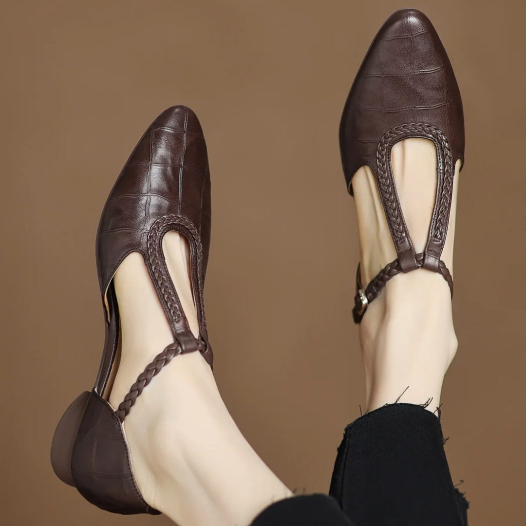 Greta Klassische Leder-T-Steg-Schuhe mit geflochtenem Detail, Detailansicht