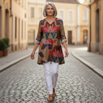 Alina | Lange Bluse mit Muster - im Alltag getragen