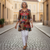 Alina | Lange Bluse mit Muster - im Alltag getragen