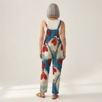 Irmgard - Bequeme bedruckte Latzhose - Vorderansicht am Model