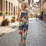 Irmgard - Bequeme bedruckte Latzhose - von einem Model getragen