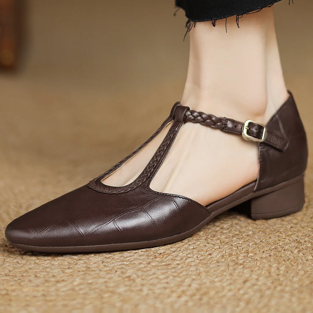 Greta Klassische Leder-T-Steg-Schuhe mit geflochtenem Detail, Vorderansicht