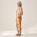 Josefa - Bequeme bedruckte Latzhose - Detailansicht