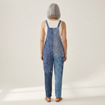 Ulrike - Bequeme bedruckte Latzhose - Vorderansicht am Model