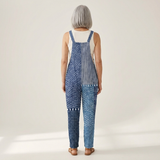 Ulrike - Bequeme bedruckte Latzhose - Vorderansicht am Model