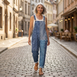 Ulrike - Bequeme bedruckte Latzhose - von einem Model getragen