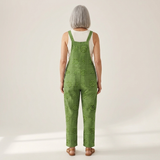 Amalia - Bequeme bedruckte Latzhose - Vorderansicht am Model